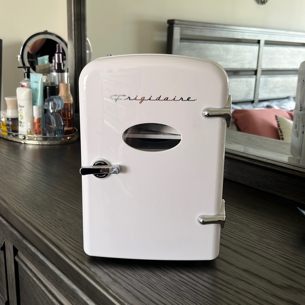 Frigidaire mini beverage refrigerator